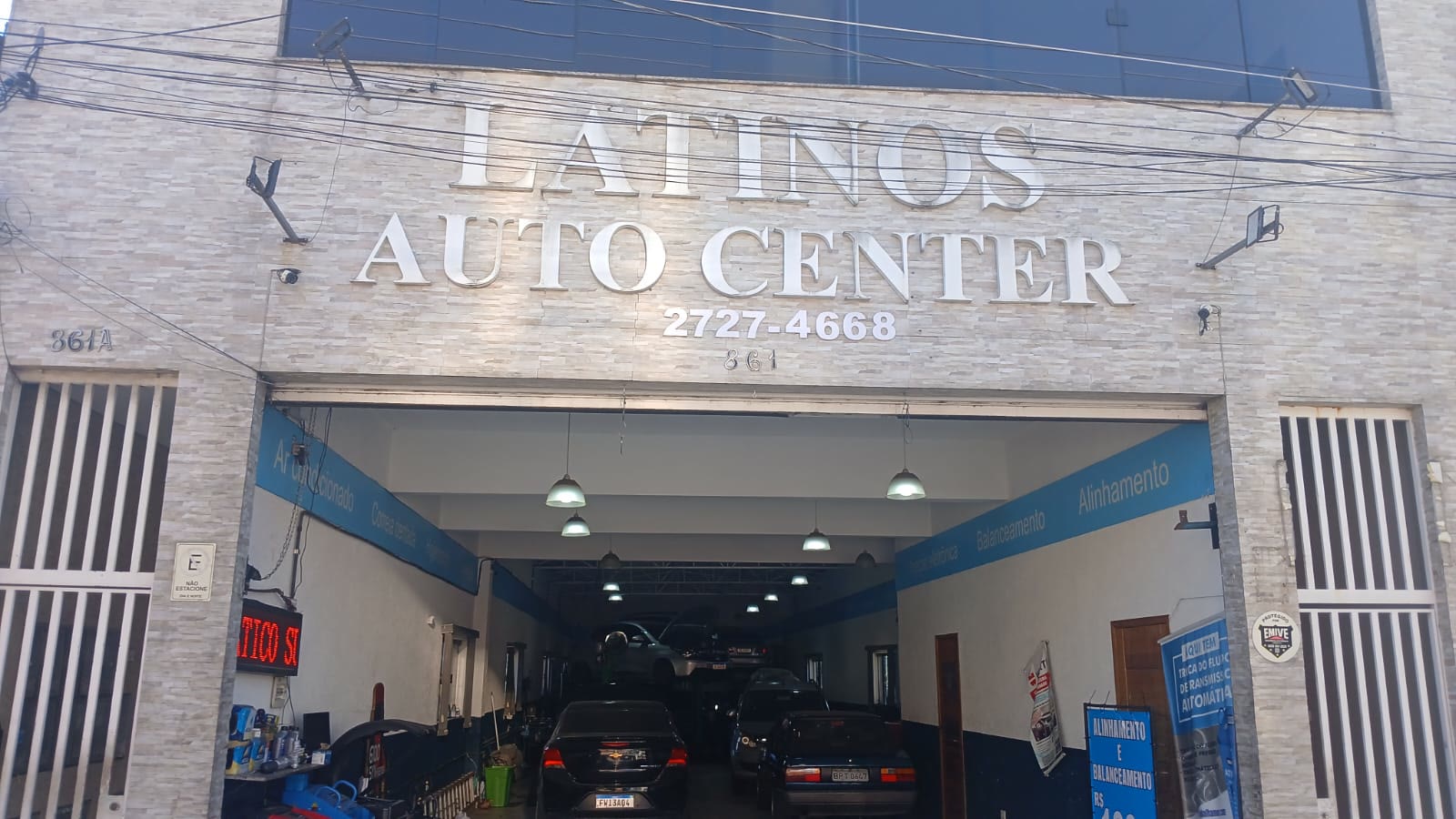 Fachada da Latinos Auto Center na Avenida dos Latinos, 861