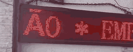Letreiro de LED da Latinos Auto Center exibindo os serviços